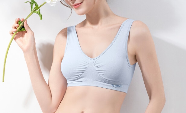 �u�t���b�V���u���[�v�̃W�j�G�u���𒅂Ă���摜�B