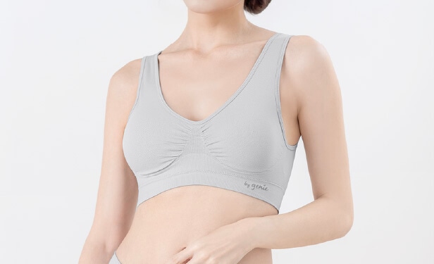 �u���C�g�O���[�v�̃W�j�G�u���𒅂Ă���摜�B